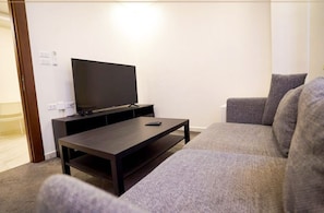 Deluxe Suite, City View | Living area