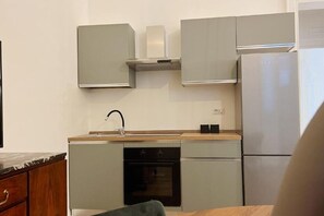 Microwave, oven, stovetop - 169Home - Central Comfort by the Coast (Unknown)