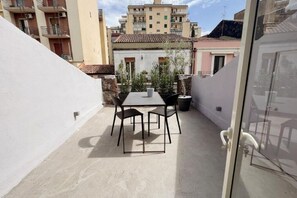 Outdoor dining - 169Home - Central Comfort by the Coast (Unknown)