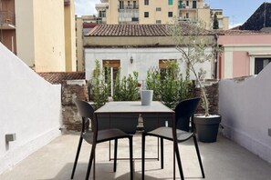 Outdoor dining - 169Home - Central Comfort by the Coast (Unknown)