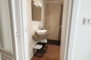 Dusche, Haartrockner, Bidet, Handtücher