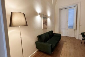 Smart TV - 169Home - Central Comfort by the Coast (Unknown)