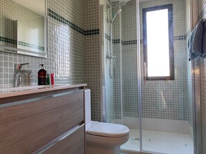 Douche, serviettes fournies, papier toilette