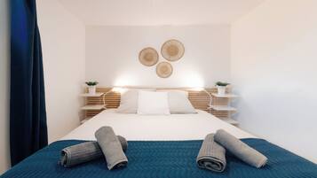 6 bedrooms, iron/ironing board, WiFi, bed sheets