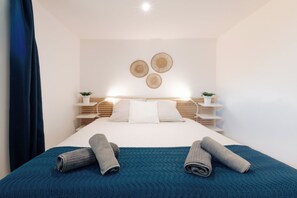 6 bedrooms, iron/ironing board, WiFi, bed sheets
