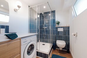 Douche, sèche-cheveux, serviettes fournies, papier toilette