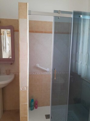 Bidet, Handtücher, Seife, Toilettenpapier