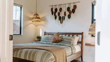 1 habitación, escritorio, tabla de planchar con plancha y cuna de viaje