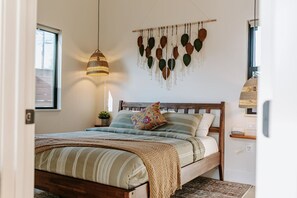 1 habitación, escritorio, tabla de planchar con plancha y cuna de viaje