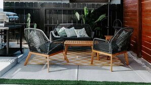 An outdoor patio with a wooden table and chairs, a large umbrella, and artificial grass. - 25% off, Chic Casita • Hot tub • BBQ • 4 min to SDSU (La Mesa)