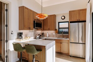 Fridge, microwave, stovetop, dishwasher