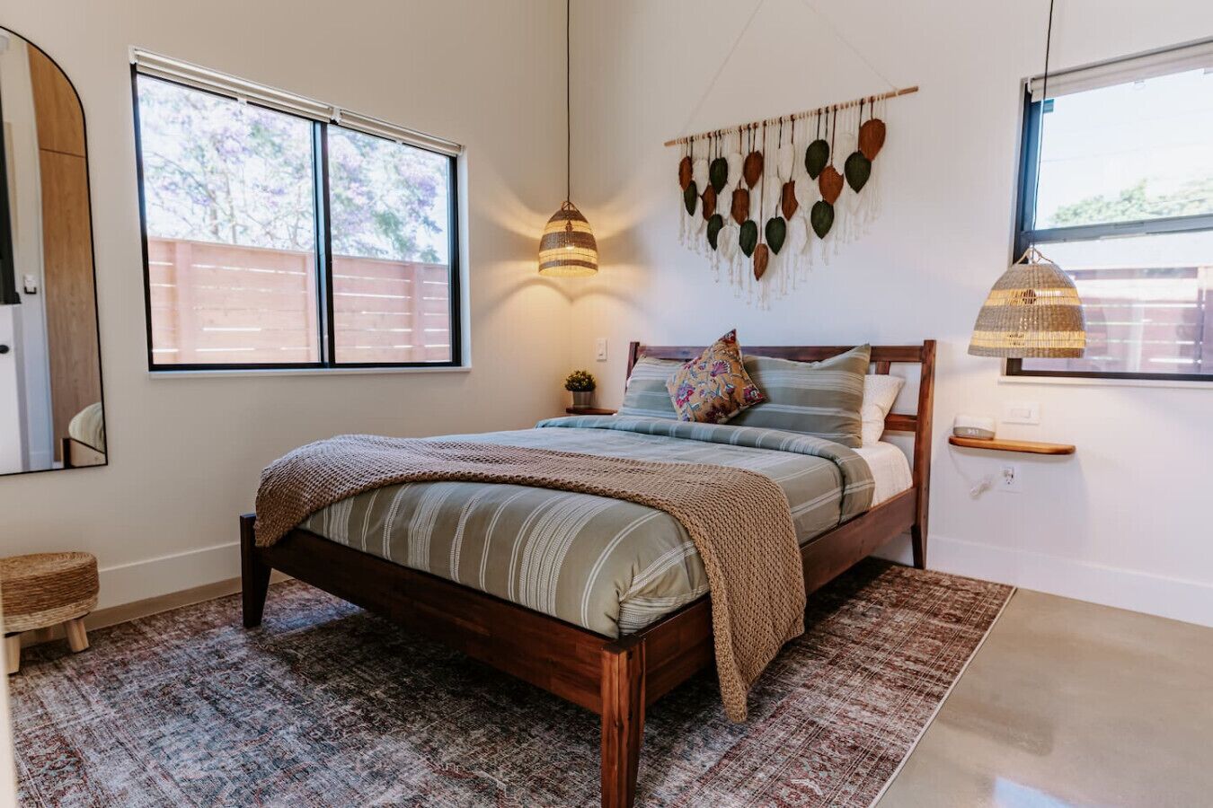 1 habitación, escritorio, tabla de planchar con plancha y cuna de viaje 