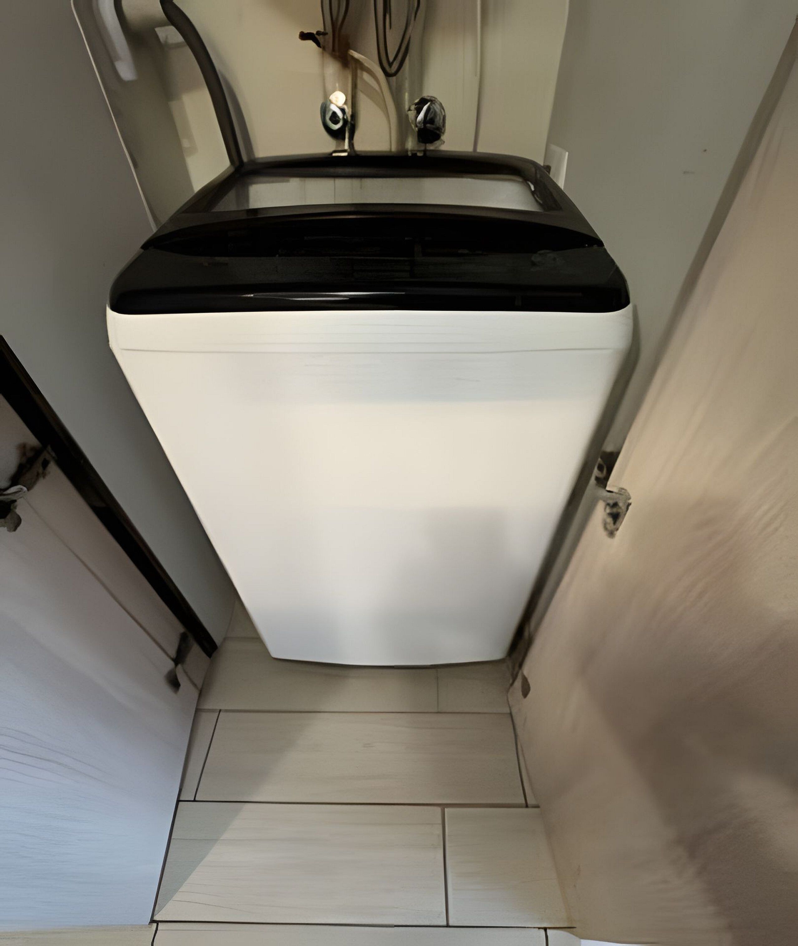 Basic Apartment | Bathroom | Hair dryer, towels, shampoo, toilet paper