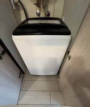 Basic Apartment | Bathroom | Hair dryer, towels, shampoo, toilet paper