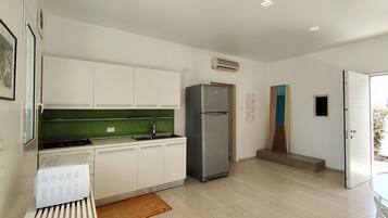 Fridge, microwave, stovetop, coffee/tea maker