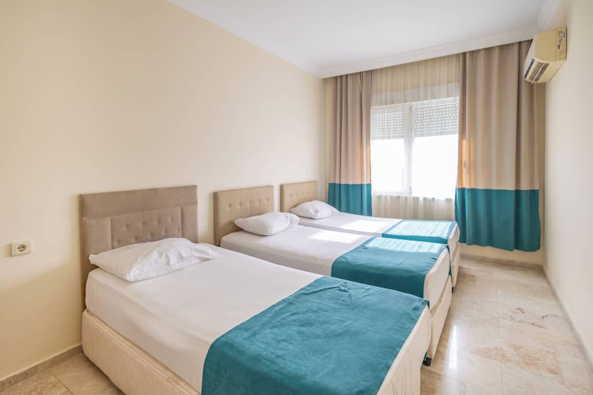 Deluxe Condo, Balcony, Sea View | Laptop workspace, iron/ironing board, free WiFi