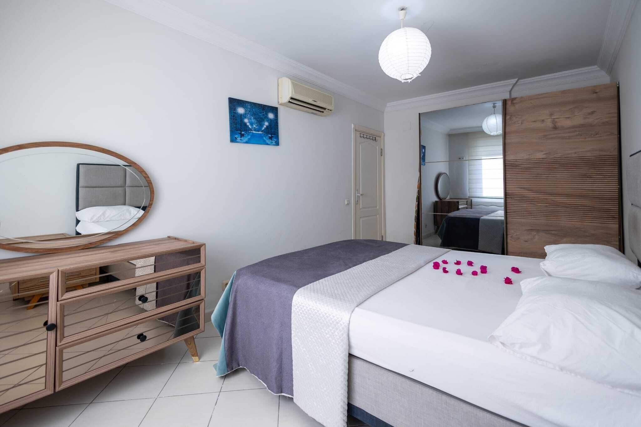 Skrivebord for bærbar PC, strykejern/-brett og wi-fi (inkludert)