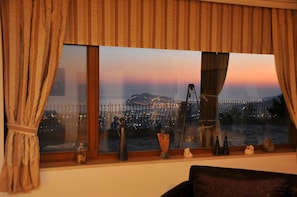 VILLA | Kannettavalle tietokoneelle sopiva työtila, silitysrauta/-lauta