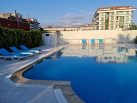 Una piscina al aire libre de temporada
