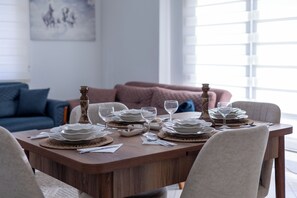Bloc d'apartaments estàndard | Cuina privada | Frigorífic gran, forn, placa de cuina i rentaplats 