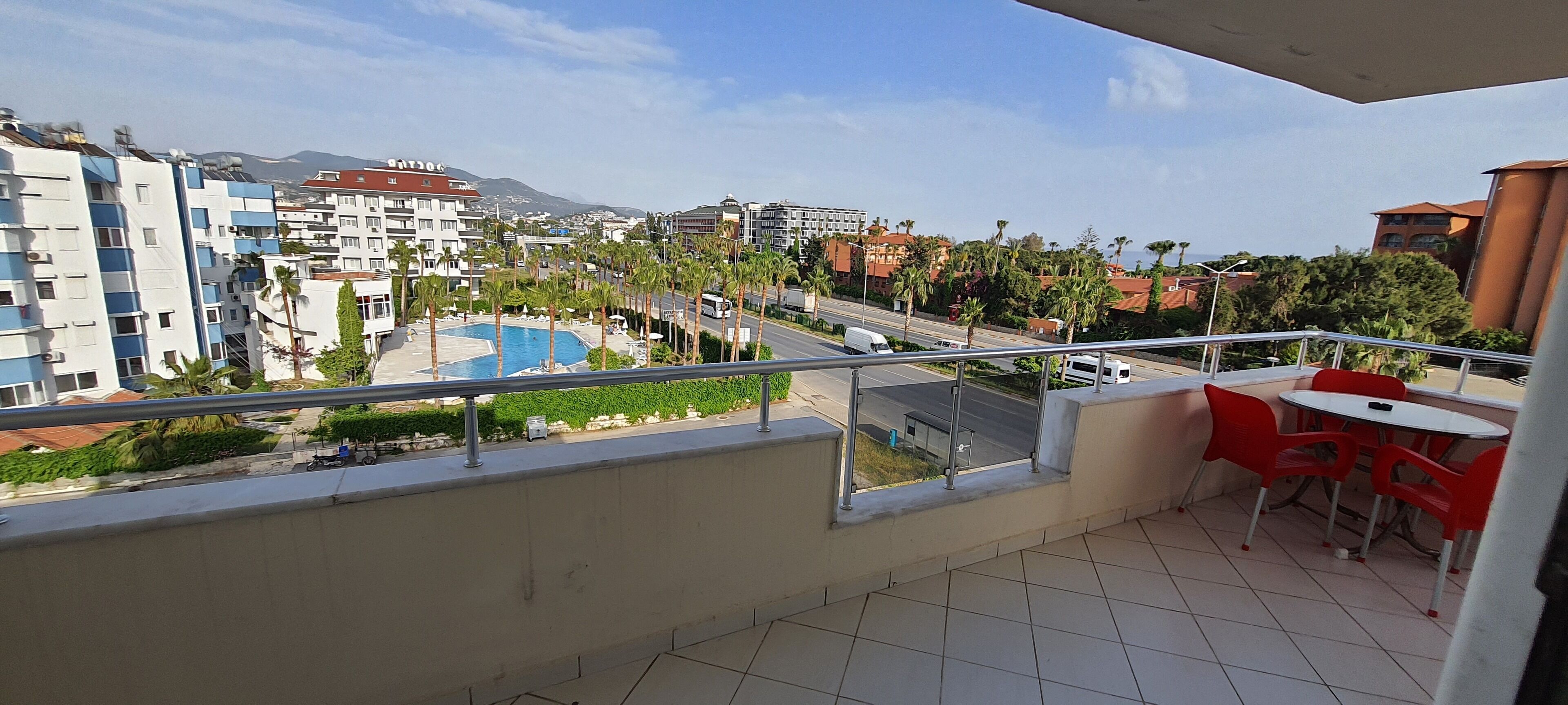 Skrivebord for bærbar PC, strykejern/-brett og wi-fi (inkludert)