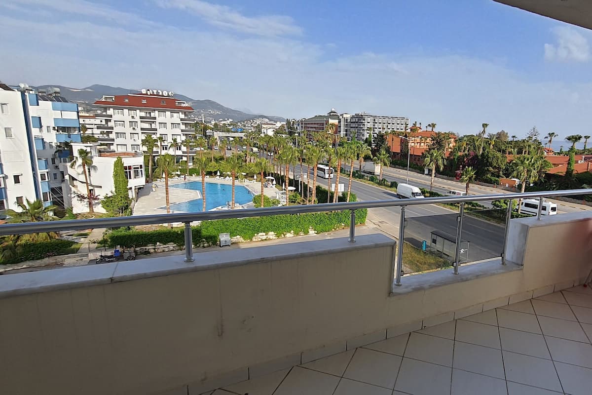 Skrivebord for bærbar PC, strykejern/-brett og wi-fi (inkludert)