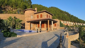A large, stone building with a pool and a landscaped garden. - Konakhan Residence (Alanya)