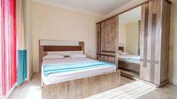 LÀgenhet Comfort - balkong - havsutsikt | Arbetsyta för laptop, strykjÀrn/strykbrÀda och gratis wi-fi