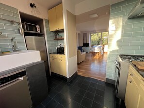 Mikrobølgeovn, ovn, kokeplater og oppvaskmaskin