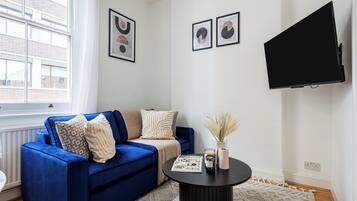 City appartement, 1 slaapkamer, niet-roken | Woonruimte | Een 40-inch smart-tv met satellietzenders
