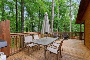 Outdoor dining - Rustic Escape • Soaking Tub & Game Time (Broken Bow)