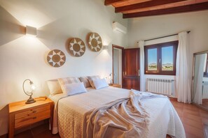 5 makuuhuonetta, tallelokero huoneessa, silitysrauta/-lauta