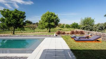 Luxury-Ferienhaus, Terrasse, Poolblick | Minibar (mit einigen kostenlosen Artikeln), Zimmersafe