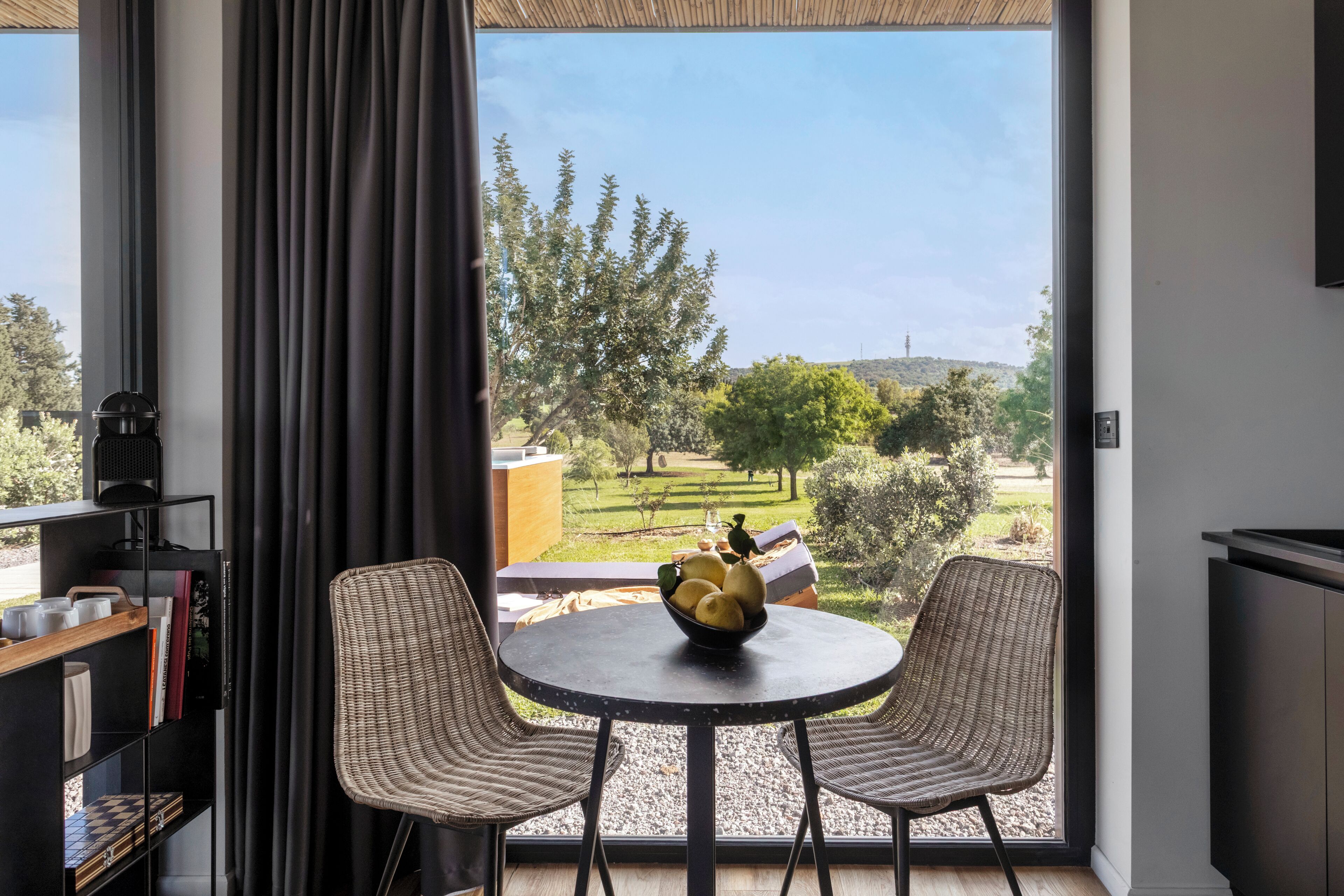 Bungalow Deluxe, idromassaggio | Area soggiorno | TV 40 pollici con canali digitali
