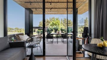 Deluxe bungalow with hot tub | In-room dining