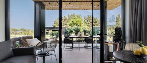 Deluxe Cottage, Patio, Garden View | Living area