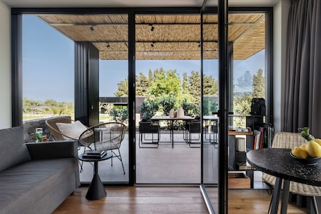 Deluxe Cottage, Patio, Garden View | Living area
