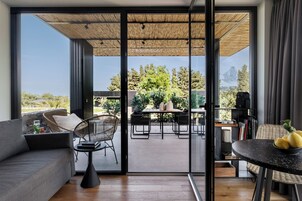 Deluxe Cottage, Patio, Garden View | Living area