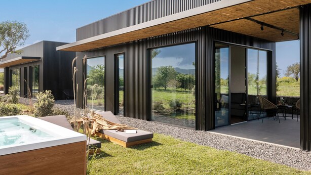 A modern house with a pool, outdoor seating, and large windows. - Scorzamara Exclusive Country Lodges - Private Pool or Jacuzzi (Melilli)