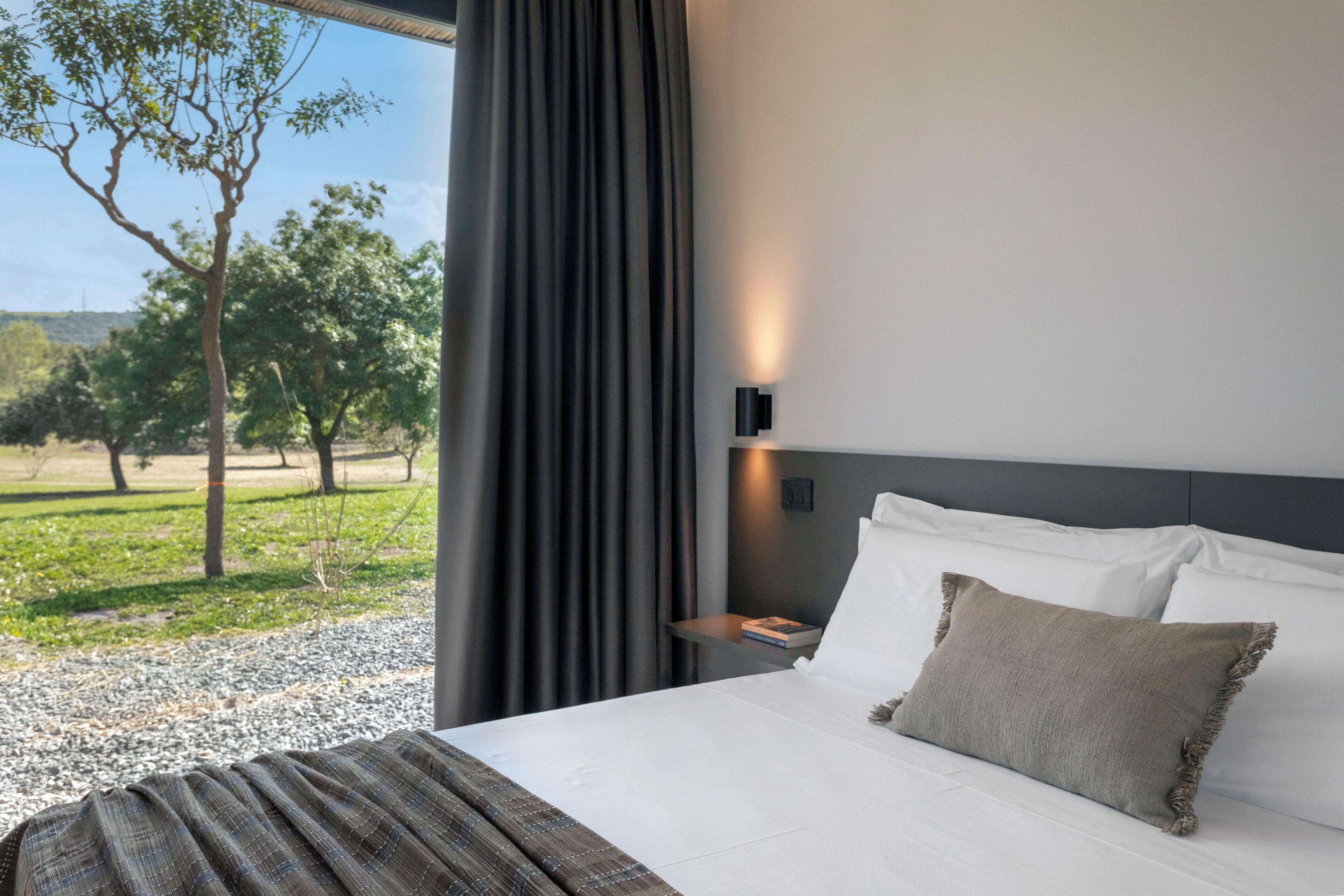 Bungalow – deluxe, massasjebadekar | Minibarvarer (inkludert), safe på rommet og individuelt dekorert