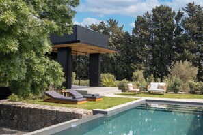 Bungalow exclusivo, piscina privada | Zona de estar | Televisión de 40 pulgadas con canales digitales