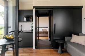 Deluxe-mökki, patio, näköala puutarhaan | Yksityinen keittiö | Mikroaaltouuni, liesi, espressokone, kahvin-/teenkeitin