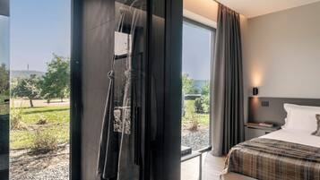 Deluxe bungalow with hot tub | Bathroom | Free toiletries, hair dryer, slippers, bidet