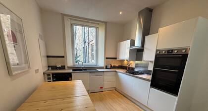 Bright 2 bedroom apartment 15 minute walk from the city centre