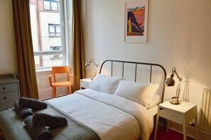 1 habitación, tabla de planchar con plancha, wifi y ropa de cama
