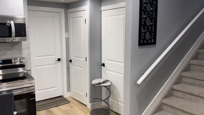 冷蔵庫、電子レンジ、オーブン、コンロ