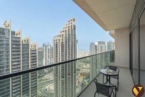 Luxury Apartment, Balcony, City View | Balcony - Luxury 2BR in ACT 1 Near Dubai Mall (Dubai)