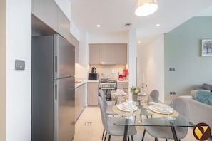 Appartement Luxe, balcon, vue ville | Restauration dans la chambre