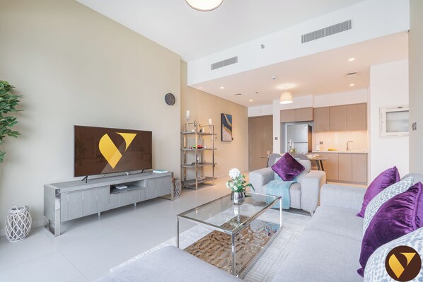 Departamento de lujo, balcón, vista a la ciudad | Área de sala de estar