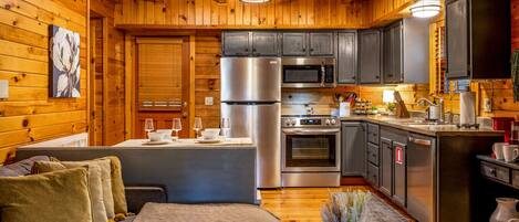 Køleskab, mikrobølgeovn, ovn, kogeplade